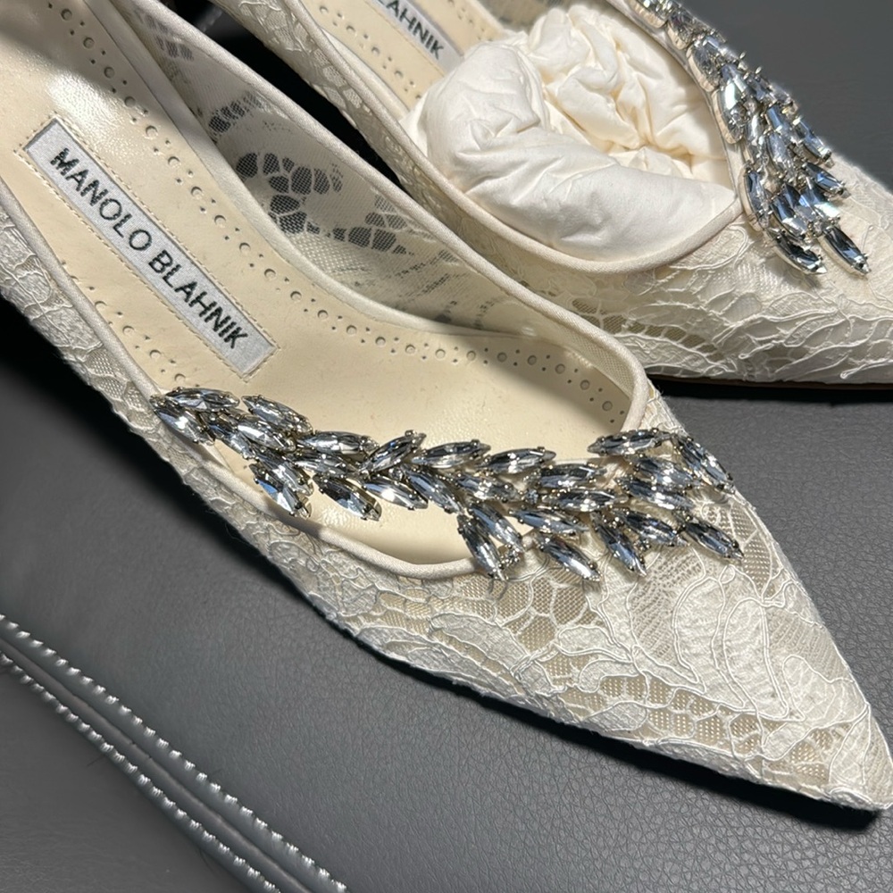 Manolo Blahnik White Lace Crepe And Crystal Nadira Pumps Size 38.5 8.5 - Picture 5 of 7
